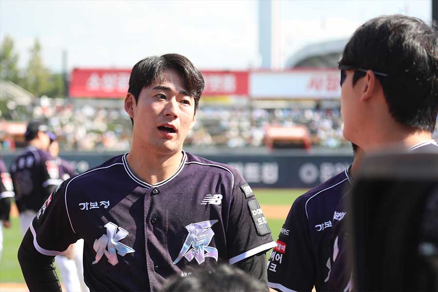 杉本は通訳なしで韓国人選手と話す場面も【写真:羽鳥慶太】