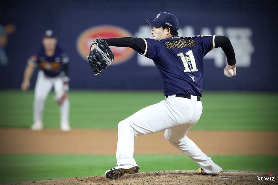 試合で力投する杉本【写真:KTウィズ提供】