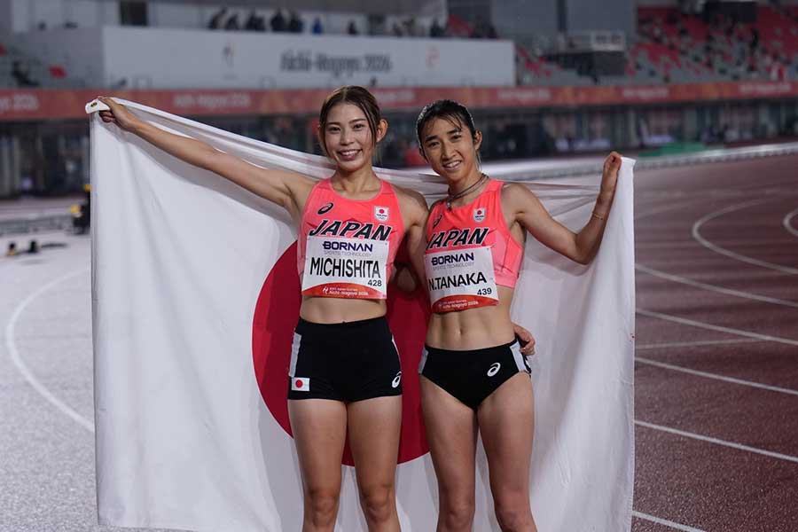 銅メダルを獲得した女子1500m決勝、田中（右）は今大会3つのメダルを獲得した【写真：奥井隆史】