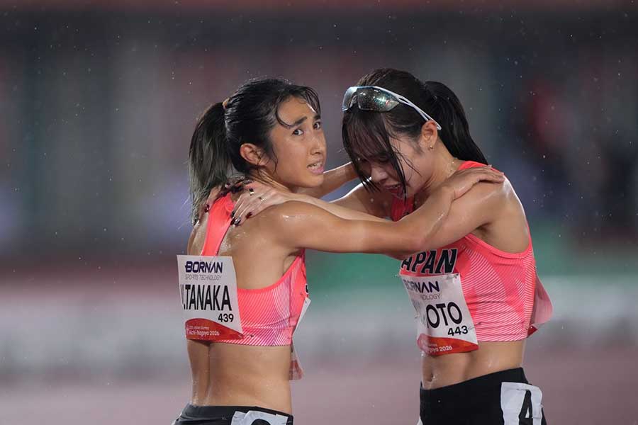 女子5000mレース後、山本有真(右)と声を掛け合う田中【写真:奥井隆史】