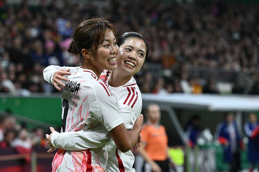谷川萌々子(左)と抱き合う長谷川唯【写真:picture alliance/アフロ】