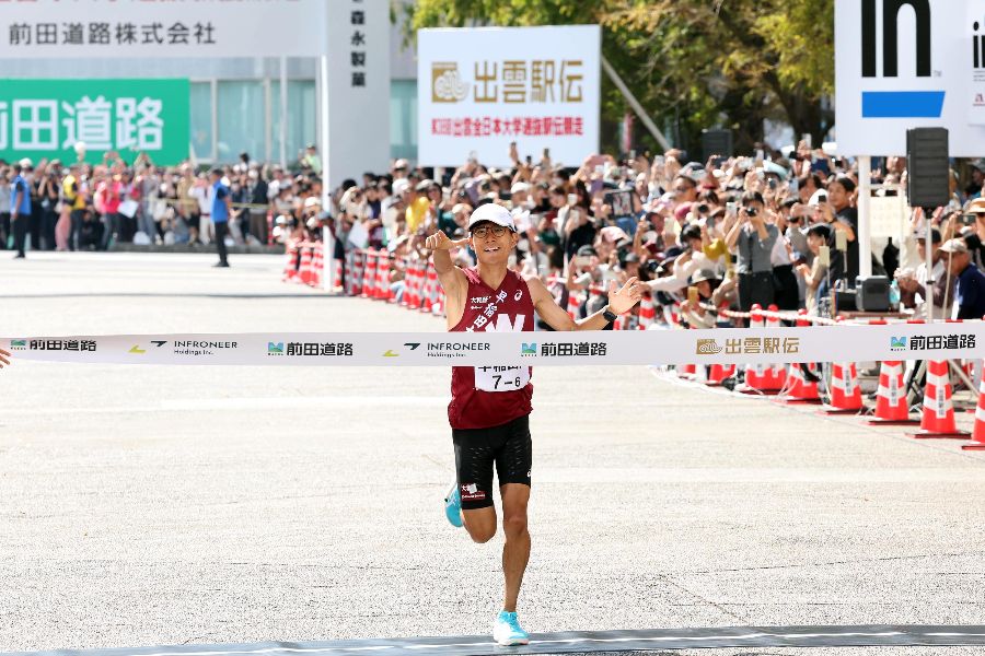 名探偵ポーズでゴールに飛び込んだ工藤。全日本、箱根と早大の強さは続くのか【写真:栗木一考】