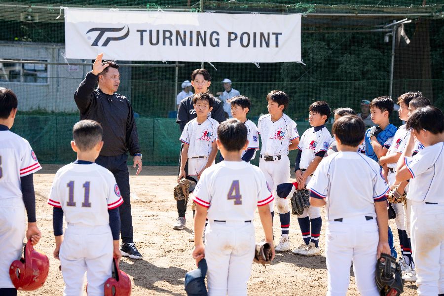 井口監督の話を熱心に聞く選手たち【写真:藤岡雅樹】