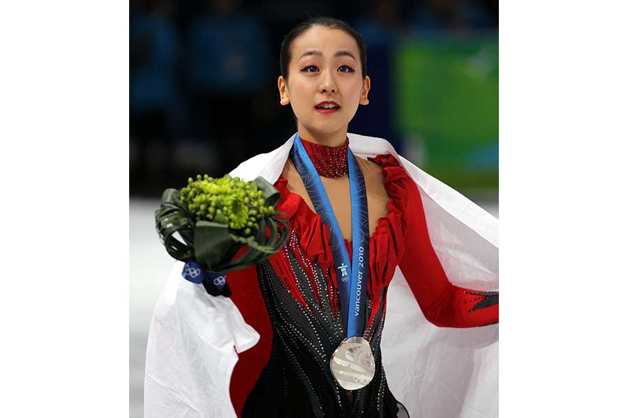 2010年バンクーバー五輪で銀メダルを獲得した浅田真央さん【写真:青木紘二/アフロスポーツ】