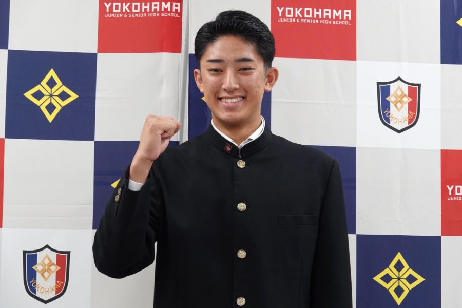 横浜高で会見に出席し、写真撮影に応じる織田翔希【写真:戸田湧大】