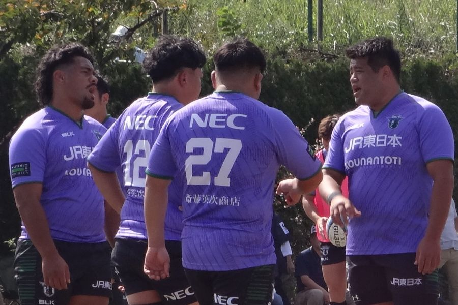 試合前の練習ウェアも新調の胸にJE東日本のロゴ、背中には古巣NECがスポンサーとしてプリントされていた【写真:吉田宏】