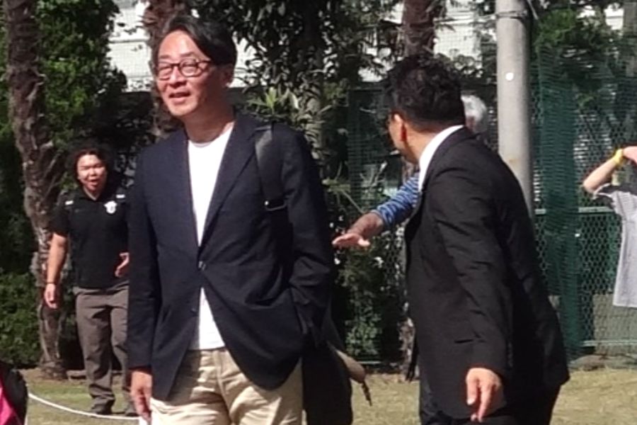 突然“お忍び”で駆け付けたJR東日本の喜勢社長も最後までチームの戦いぶりを観戦した【写真:吉田宏】