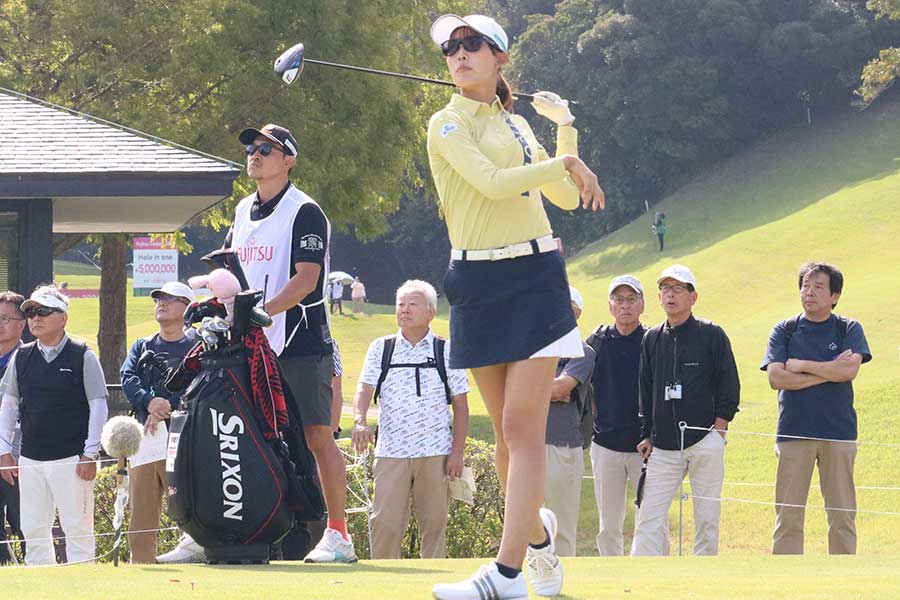 18番パー4で第1打を放つ馬場咲希【写真:柳田通斉】