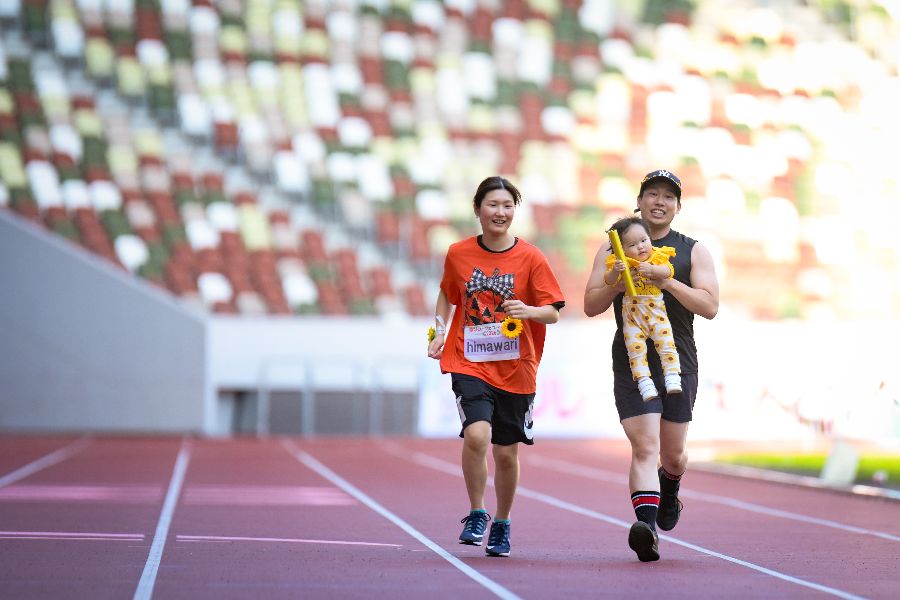 赤ちゃんを抱えて走る家族の姿もあった【写真:中戸川知世】