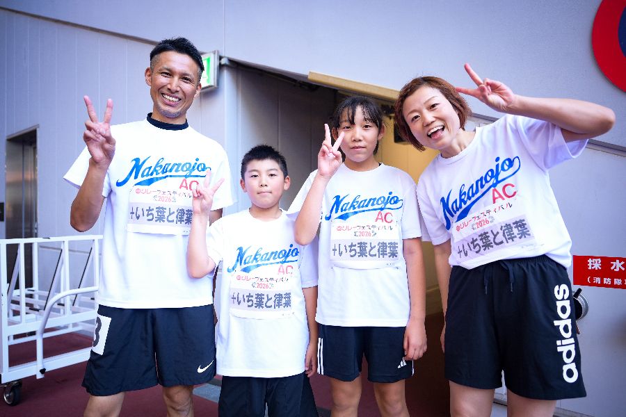 家族リレーに出場した「いち葉と律葉」の（左から）父・関侑介さん、長男・蒼葉くん、長女・莉乃葉さん、母・奈津紀さん【写真：中戸川知世】