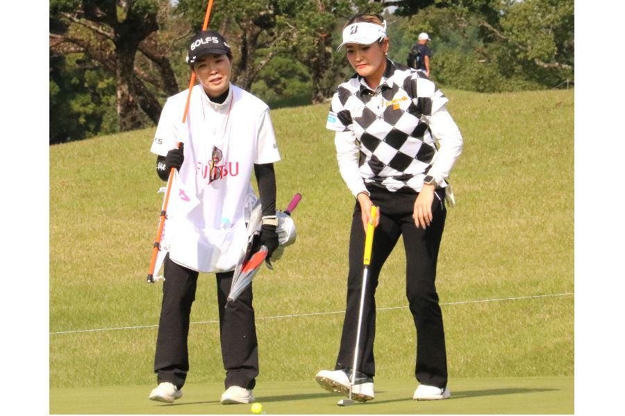 長谷部久美キャディー(左)とパッティングラインを読む桑木志帆【写真:柳田通斉】