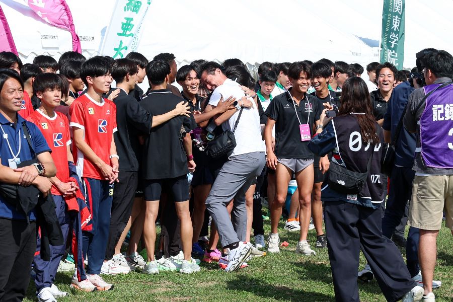 笑顔を見せた武蔵野学院大の選手たち【写真：加治屋友輝】