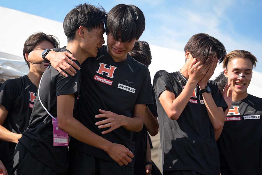 箱根駅伝予選会10位通過が発表された瞬間、歓喜した法大の選手たち【写真:加治屋友輝】
