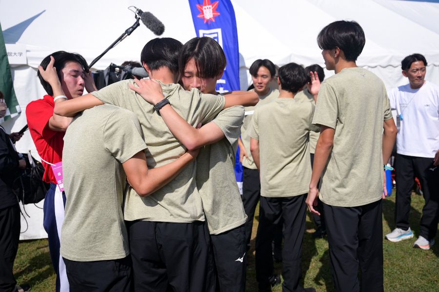 本選出場に届かず涙する国士館大の選手たち【写真：中戸川知世】