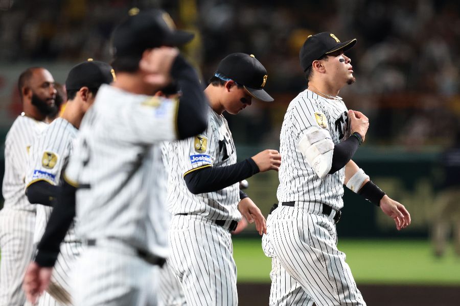 16日の試合で敗れ引き上げる阪神の選手たち【写真:産経新聞社】