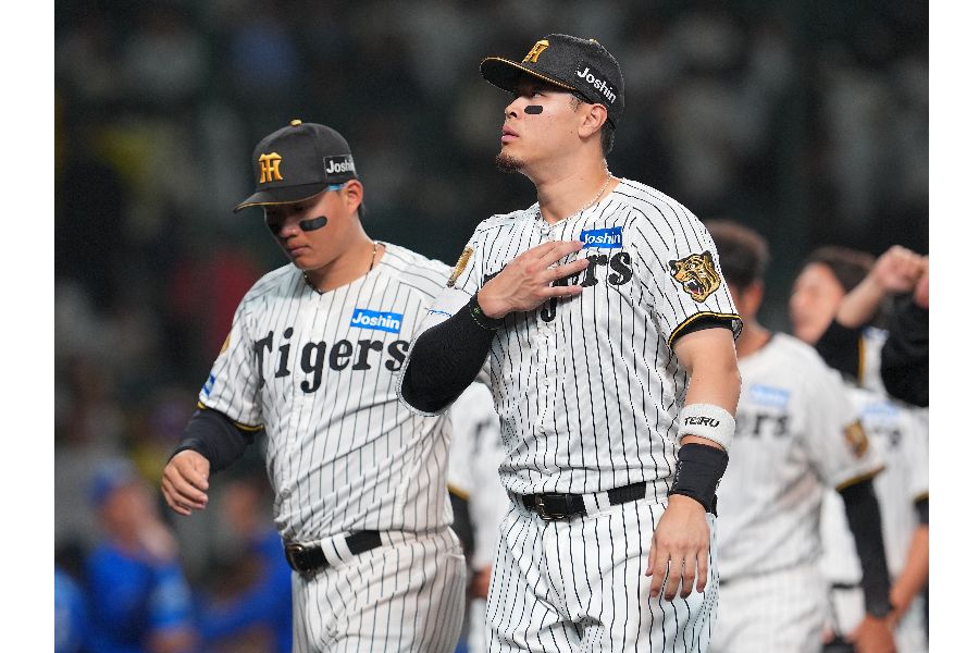 阪神の森下翔太(左)と佐藤輝明【写真:産経新聞社】