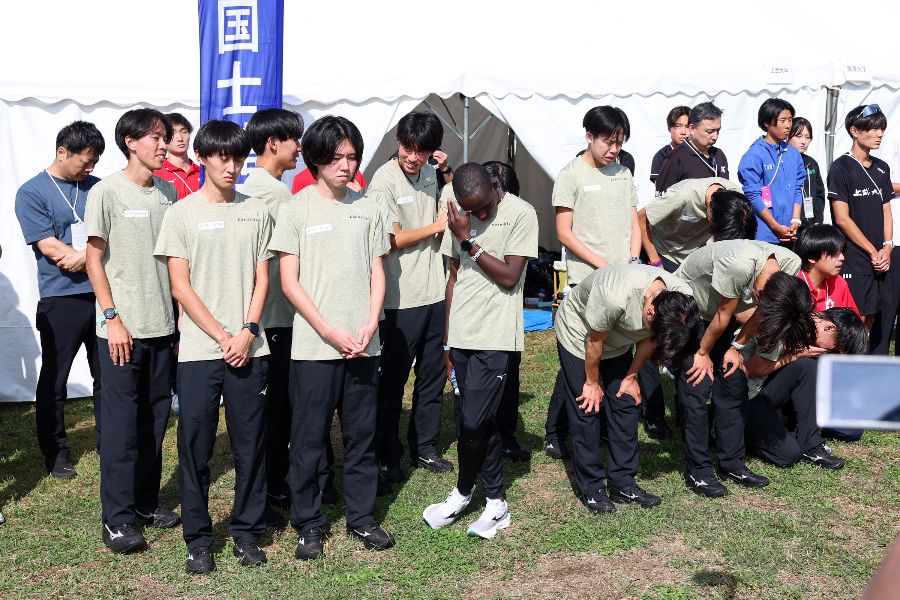 涙を流す国士館大の選手たち【写真:加治屋友輝】