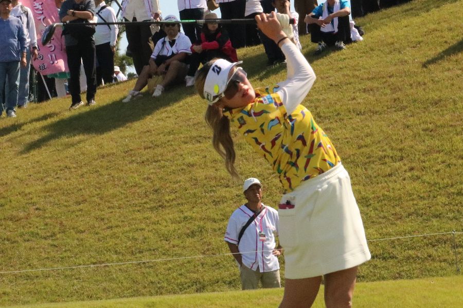 富士通レディースでプレーする桑木志帆【写真：柳田通斉】
