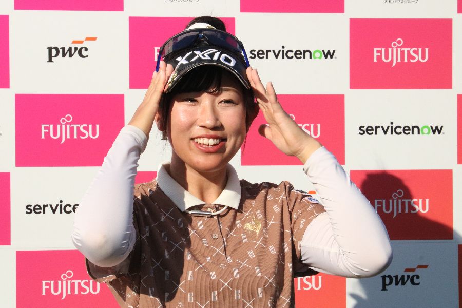 インタビューに応じる菅沼菜々【写真：柳田通斉】