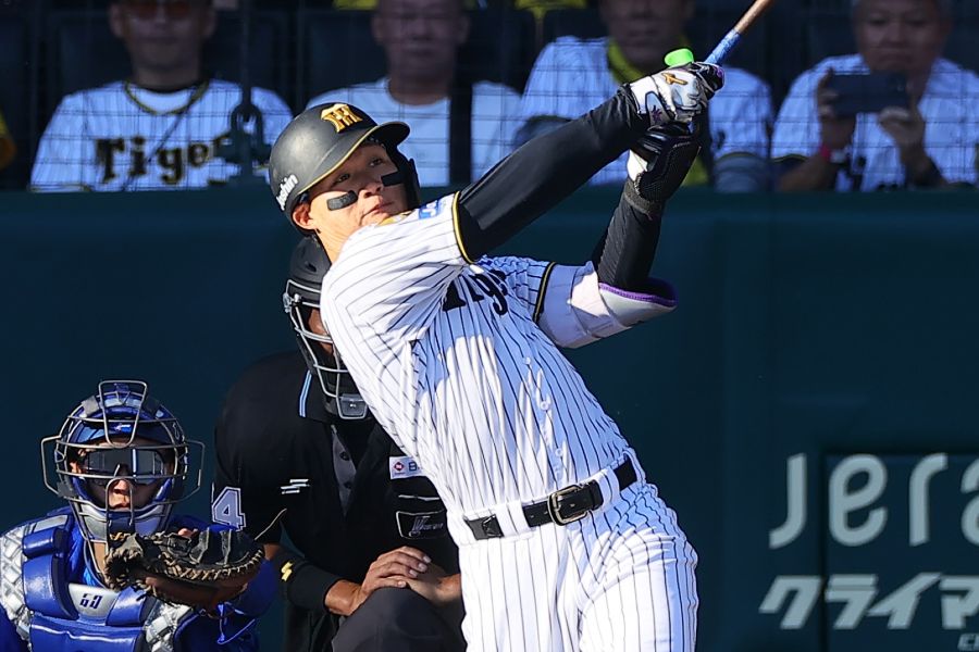 勝ち越しのソロを放った阪神の森下翔太【写真:産経新聞社】