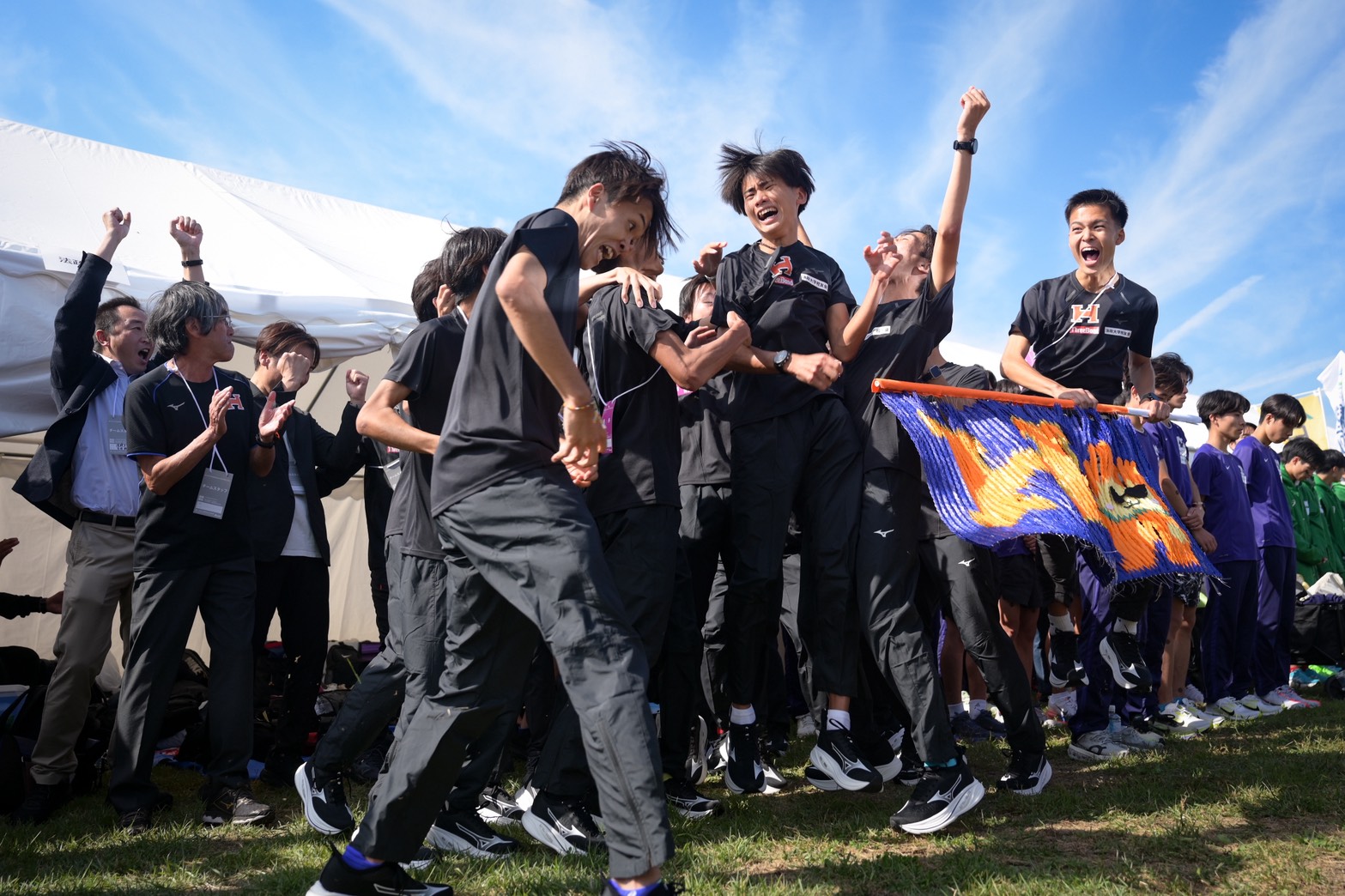 10位で名前を呼ばれ、喜ぶ法大の選手たち【写真：中戸川知世】