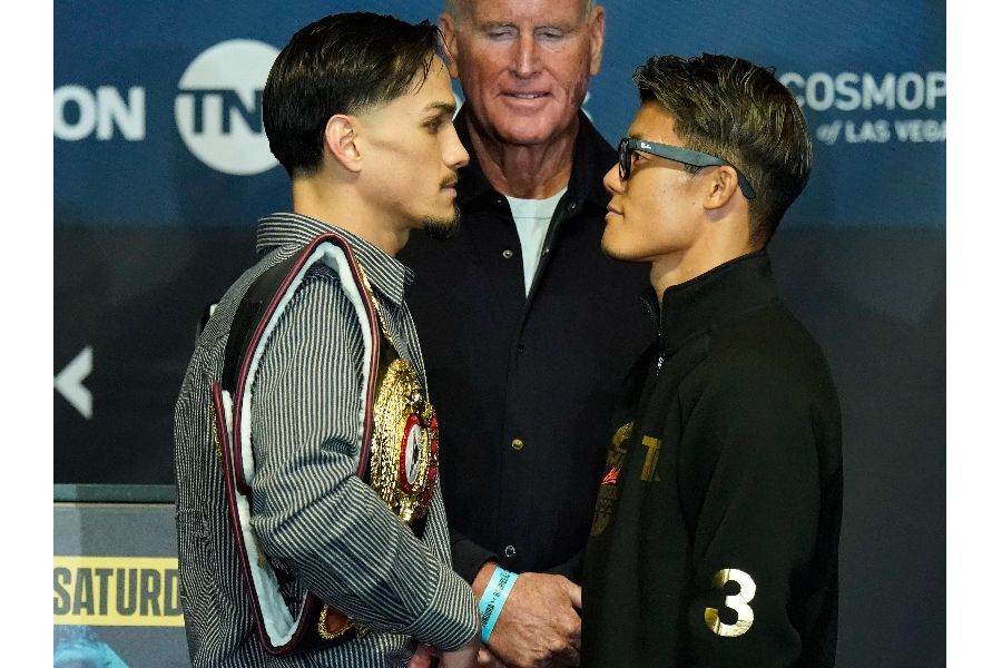 フェースオフをしたブランドン・フィゲロア（左）と亀田和毅【写真：アフロ】