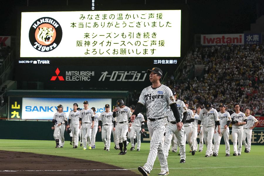 敗戦した阪神タイガース【写真:産経新聞社】