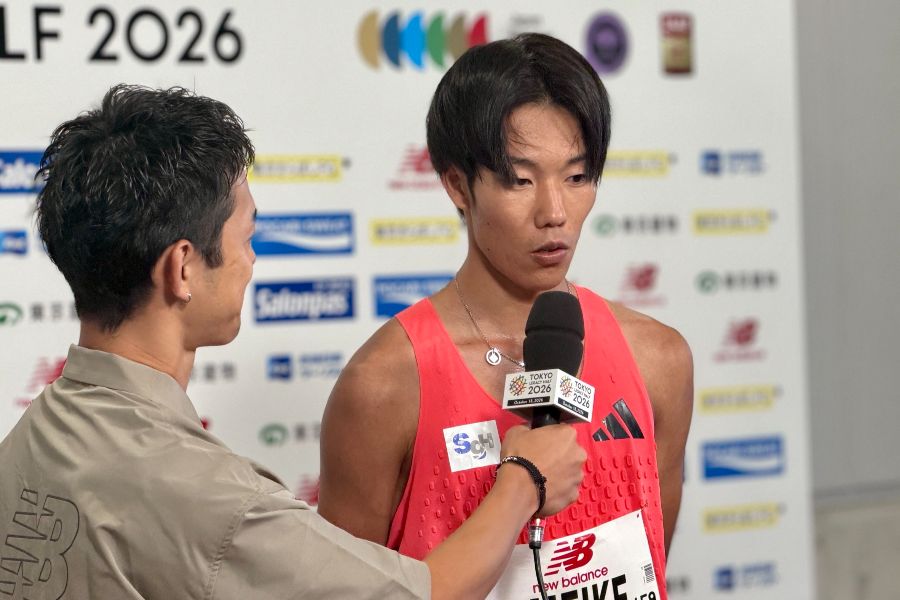 日本人トップの5位でフィニッシュし、インタビューを受ける男子の溜池一太【写真:上田悠太】