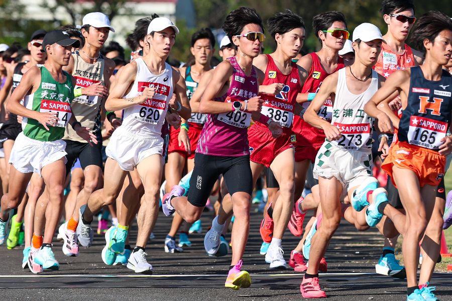 武蔵野学院大のエースの佐野颯人（402番）【写真：加治屋友輝】