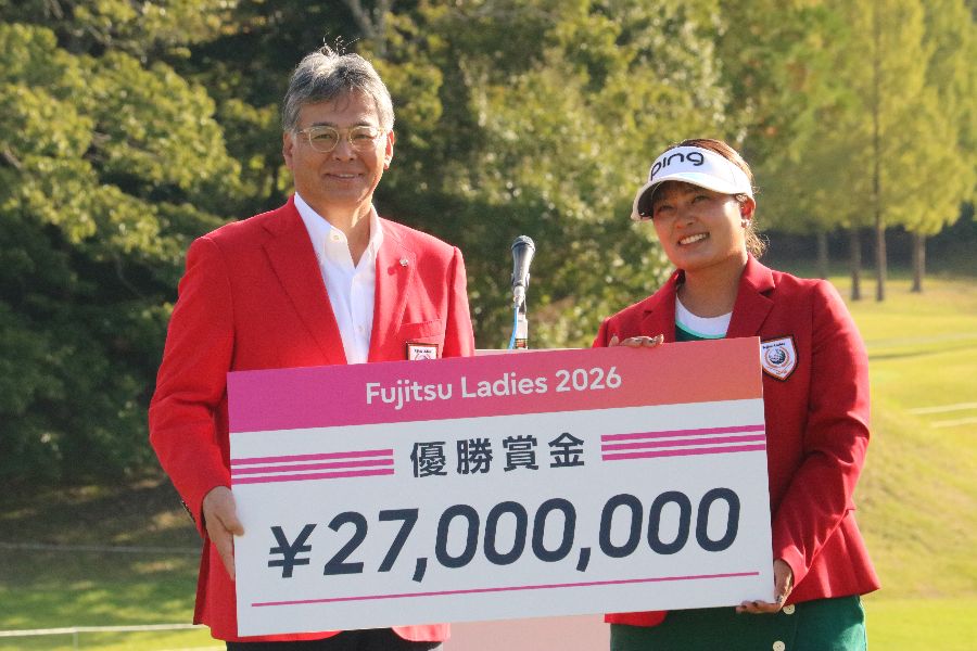 優勝賞金プレートを手に笑顔の鈴木愛（右）【写真：柳田通斉】