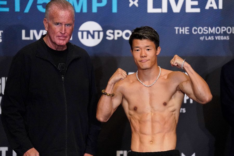 亀田和毅(右)の世界戦が中止になった【写真:アフロ】