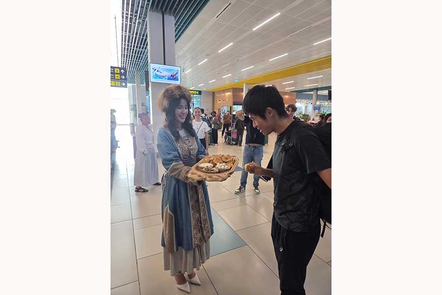 空港から現地の食べ物が振る舞われ、歓迎を受けた【写真:本人提供】