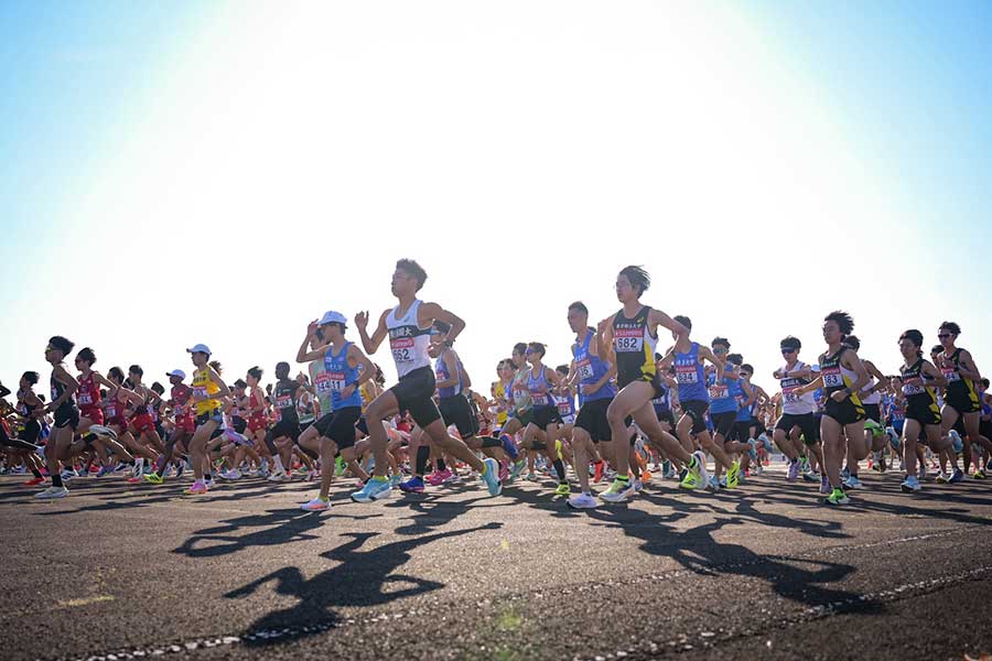 箱根予選会を走るランナーたち、今年は足元に変化が起きた【写真:中戸川知世】