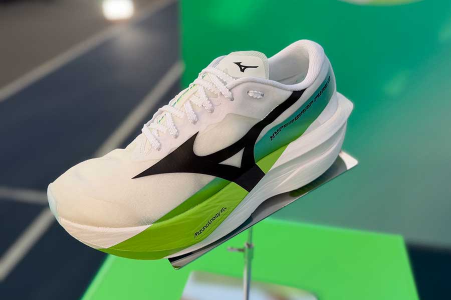 ミズノの新シューズ「HYPERWARP PURE2」【写真:上田悠太】