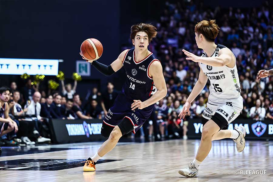 北海道戦に出場した横浜BCの佐藤卓磨（左）【写真提供：Bリーグ】