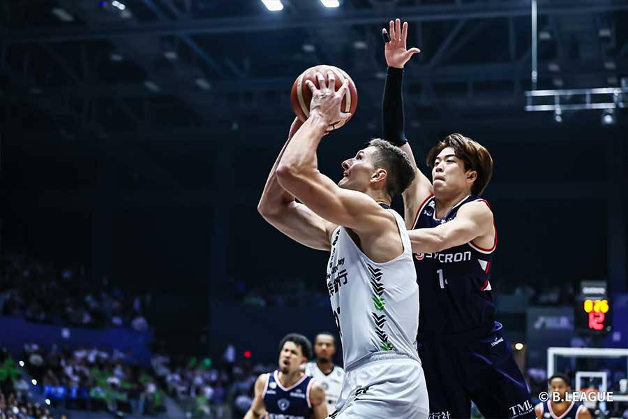 佐藤は外国籍選手のマークにつくことも多い【写真提供：Bリーグ】