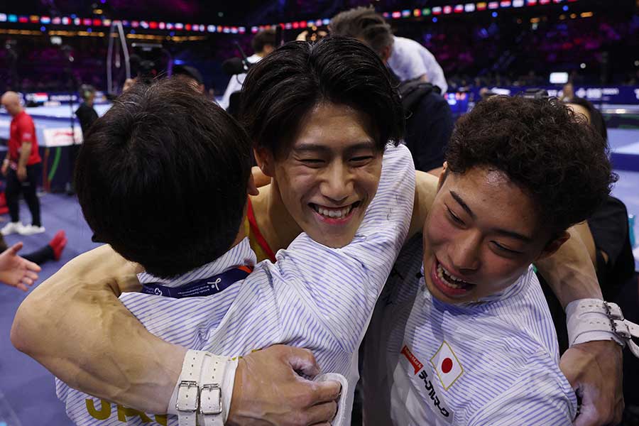 世界選手権の男子団体総合決勝で優勝し歓喜する橋本大輝【写真：ロイター】