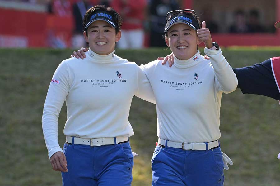 岩井明愛(左)と千怜【写真:スポーツ報知/アフロ】