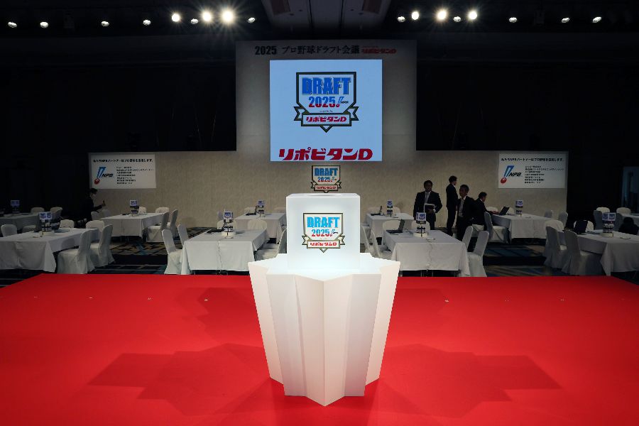 ドラフト会議司会者の準備が話題（2025年撮影）【写真：産経新聞社】