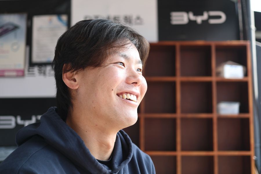 セールスマン時代の経験を話す飯村【写真:羽鳥慶太】