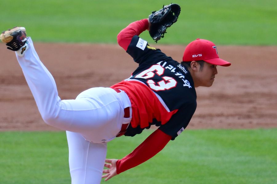 ハングルのネームを背負い投げる白川【写真:羽鳥慶太】