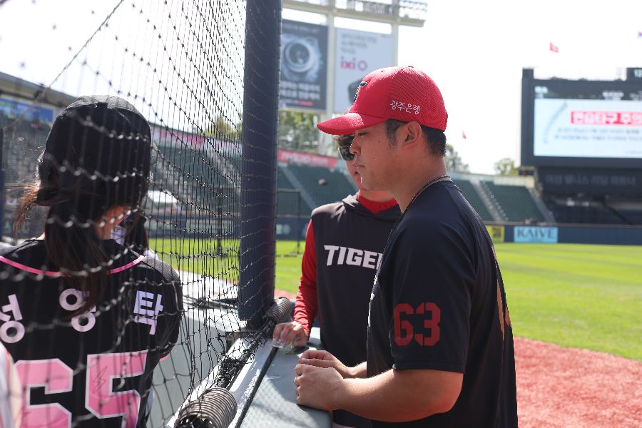 プロ野球人気が爆発中…ファンサービスにも熱心な白川【写真：羽鳥慶太】
