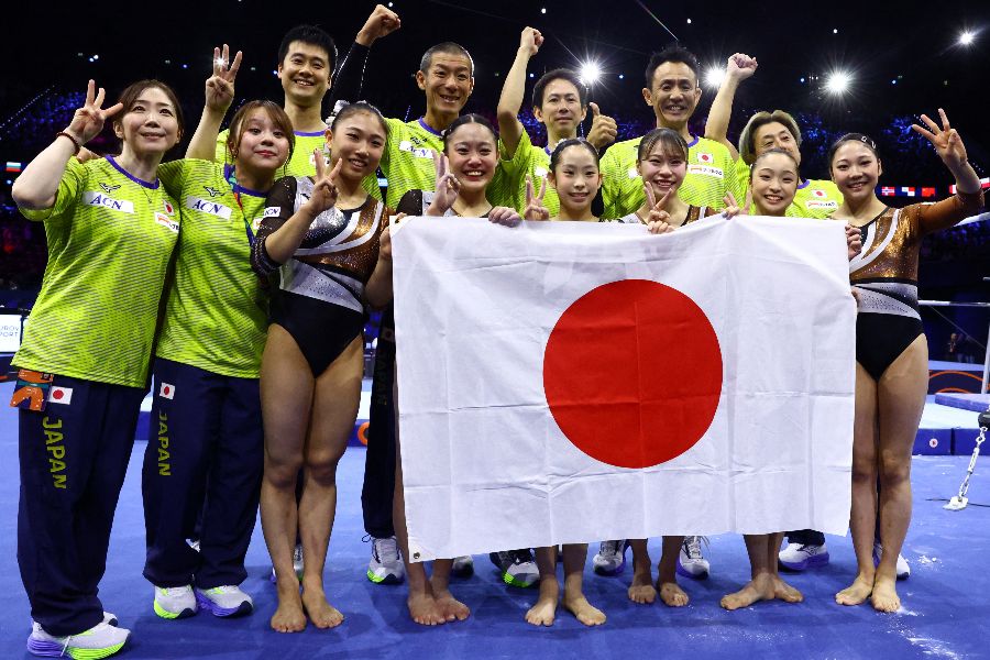体操の世界選手権で銅メダルを獲得した日本女子【写真:ロイター】