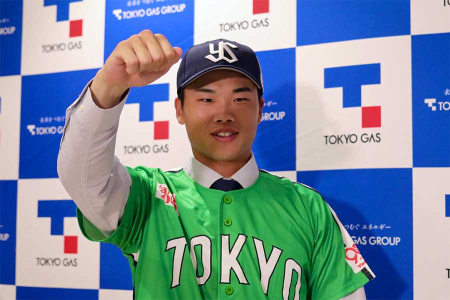 早くもヤクルトのキャップとユニホームを身につけた藤澤【写真：羽鳥慶太】