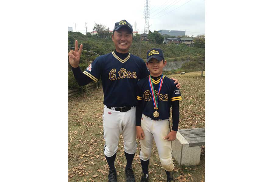 渡部海（右）の小学生時代にコーチをしていた父・達人さん【写真：家族提供】