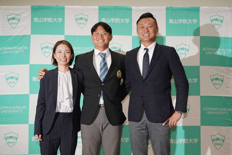 肩を組み笑顔を見せる（左から）母・千尋さん、渡部海、父・達人さん【写真：澤田直人】