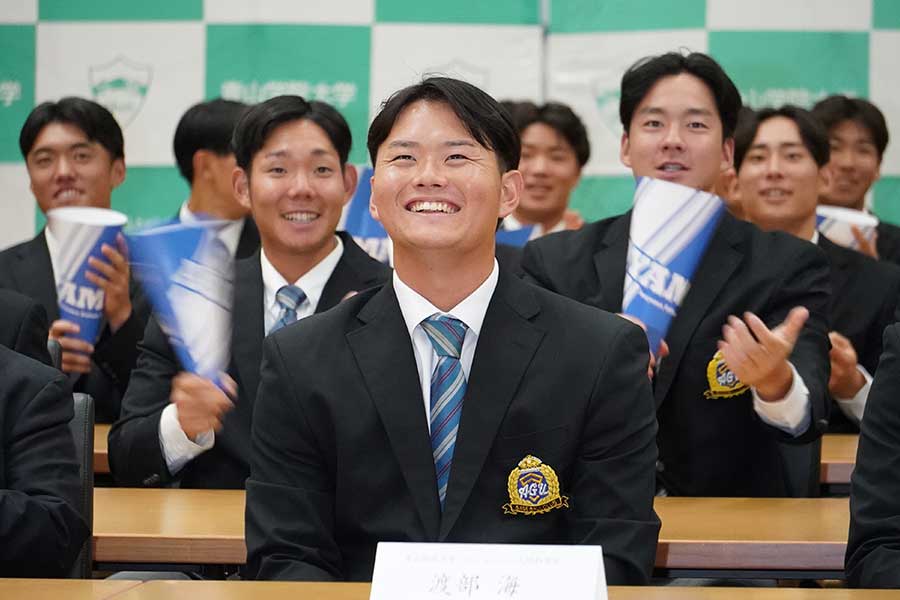 1位指名を受けて仲間から祝福される渡部海【写真:澤田直人】