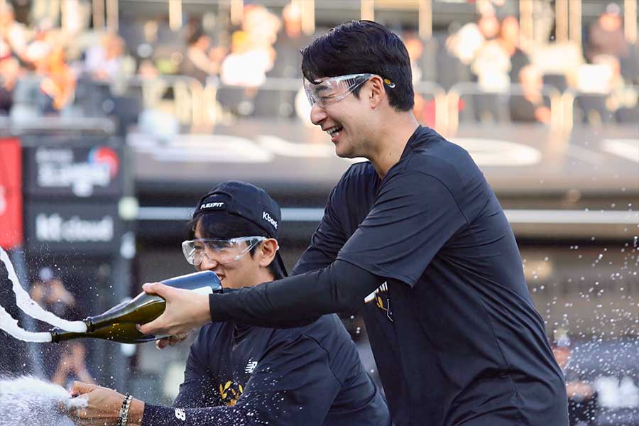 リーグ1位を祝うビールかけで楽しそうな杉本【写真：羽鳥慶太】