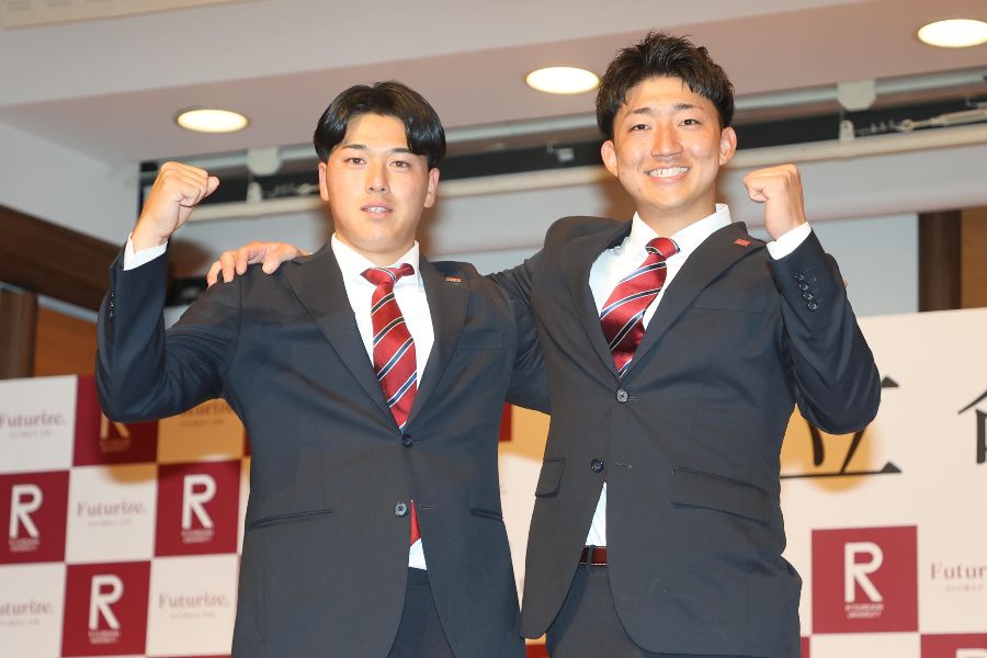 ソフトバンクから2位指名を受けた立命大・有馬伽久（左）【写真：スポーツ報知/アフロ】