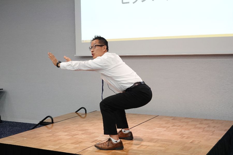 谷本氏がおすすめする筋トレの1つ、ヒップスクワットを実演【写真:編集部】